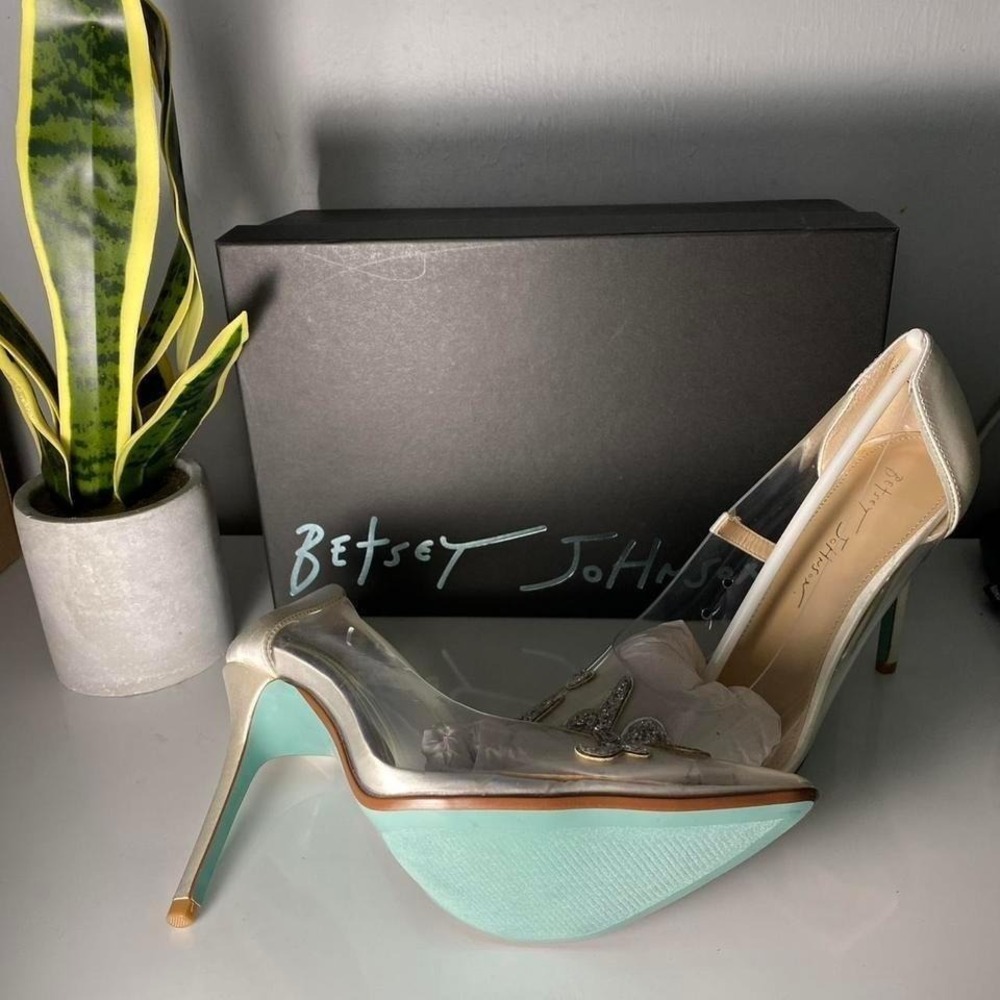 Betsey Johnson White and green embroidered pumps Size 8 - Picture 3 of 3